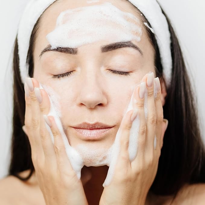 Serious Skincare - Gentle Cleansing and Exfoliating Retinol Facial Wash - Skin Hydrating Gel to Foam Cleanser - Clarify Pores - Removes Makeup, Oil, and SPF - Avena Sativa Extract - 4 Fl. Oz.