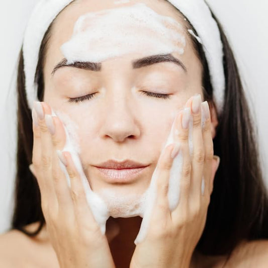 Serious Skincare - Gentle Cleansing and Exfoliating Retinol Facial Wash - Skin Hydrating Gel to Foam Cleanser - Clarify Pores - Removes Makeup, Oil, and SPF - Avena Sativa Extract - 12 Fl. Oz.